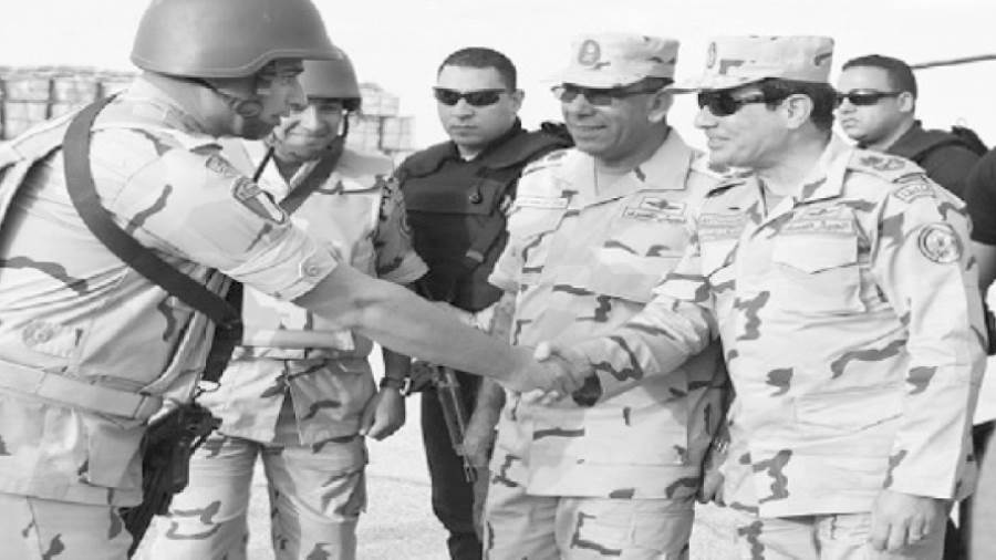 القائد الأعلى للقوات المسلحة يصافح أحد الضباط خلال تفقده إحدى وحدات القوات المسلحة