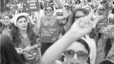 «أغا» يعيد «عصر الحريم»