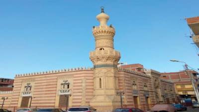 بيوت الله على ضفتى القناة